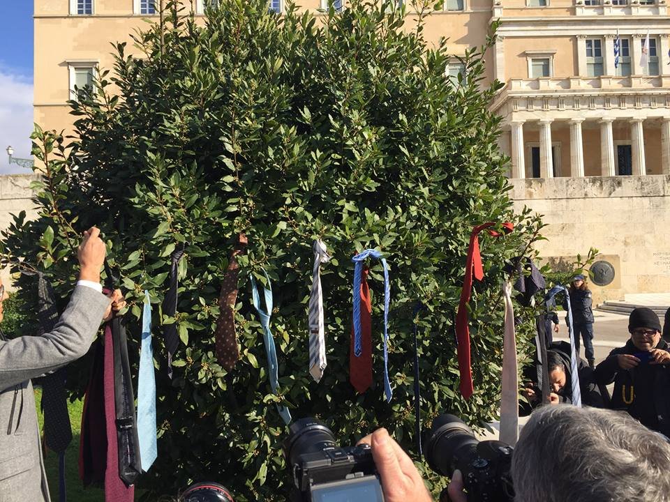 Η επανάσταση της γραβάτας ξεκίνησε -Δικηγόροι κατά κυβέρνησης: «Να δούμε στο ελικόπτερο ποιος θα πρωτομπεί» [εικόνες] | iefimerida.gr 0