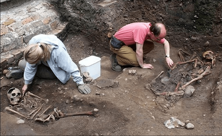 Ομαδικός τάφος από την επιδημία της πανώλης ανακαλύφθηκε στο Λονδίνο [εικόνες] | iefimerida.gr 2