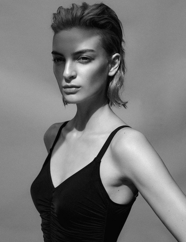 Ξεχάστε ό,τι ξέρατε για τα μαύρα ολόσωμα μαγιό -Η μόδα θέλει κοψίματα και τρικίνι [εικόνες] | iefimerida.gr 2