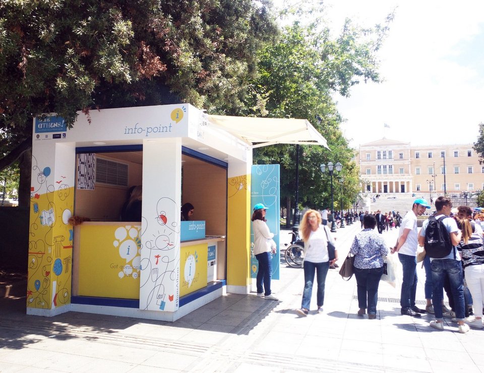 Greeters: Οι εθελοντές που μοιράζουν χάρτες, πληροφορίες και χαμόγελα στους τουρίστες στην Αθήνα [εικόνες] | iefimerida.gr 3