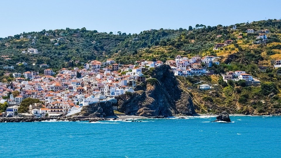 Στη Σκιάθο την Πρωτοχρονιά οι καλικάτζαροι κάνουν απόβαση στο νησί | iefimerida.gr 2