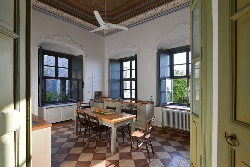 Grande Dame: Ενα από τα ωραιότερα σπίτια της Ελλάδας, η συγκλονιστική κατοικία του Μιαούλη στην Υδρα, πωλείται για 4,5 εκατ. ευρώ [εικόνες] | iefimerida.gr 15