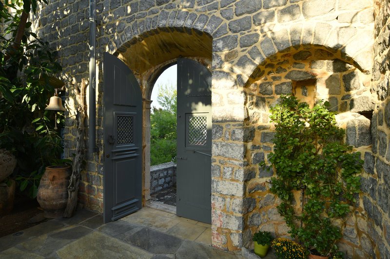 Grande Dame: Ενα από τα ωραιότερα σπίτια της Ελλάδας, η συγκλονιστική κατοικία του Μιαούλη στην Υδρα, πωλείται για 4,5 εκατ. ευρώ [εικόνες] | iefimerida.gr 4