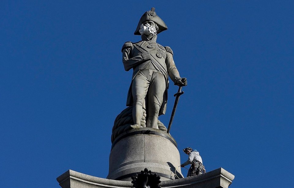 Η Greenpeace ξαναχτυπά: Ακτιβιστές φόρεσαν μάσκες σε αγάλματα στο Λονδίνο[εικόνες]  | iefimerida.gr 2