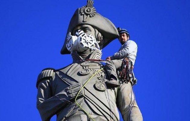 Η Greenpeace ξαναχτυπά: Ακτιβιστές φόρεσαν μάσκες σε αγάλματα στο Λονδίνο[εικόνες]  | iefimerida.gr 0