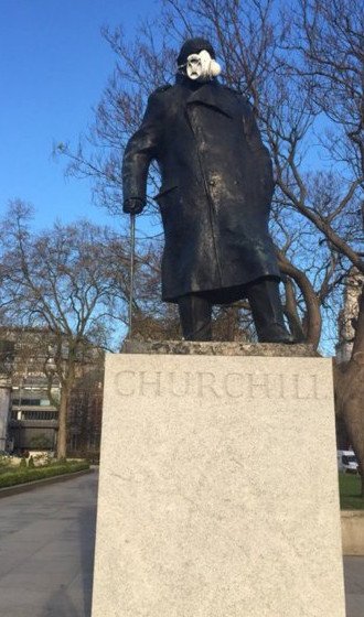 Η Greenpeace ξαναχτυπά: Ακτιβιστές φόρεσαν μάσκες σε αγάλματα στο Λονδίνο[εικόνες]  | iefimerida.gr 3