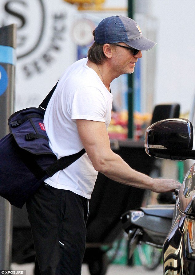 Δείτε τι κρύβεται κάτω από το καπέλο του Τζέιμς Μπόντ -Ο 007 ντύθηκε τουρίστας και βγήκε βόλτα στη Νέα Υόρκη [εικόνες] | iefimerida.gr 1