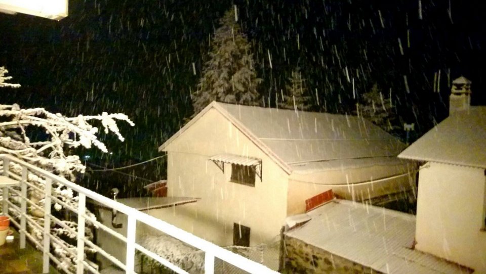 Χιόνι μέσα στο Πάσχα! Το «έστρωσε» σε Γρεβενά και Μέτσοβο [εικόνες] | iefimerida.gr 0