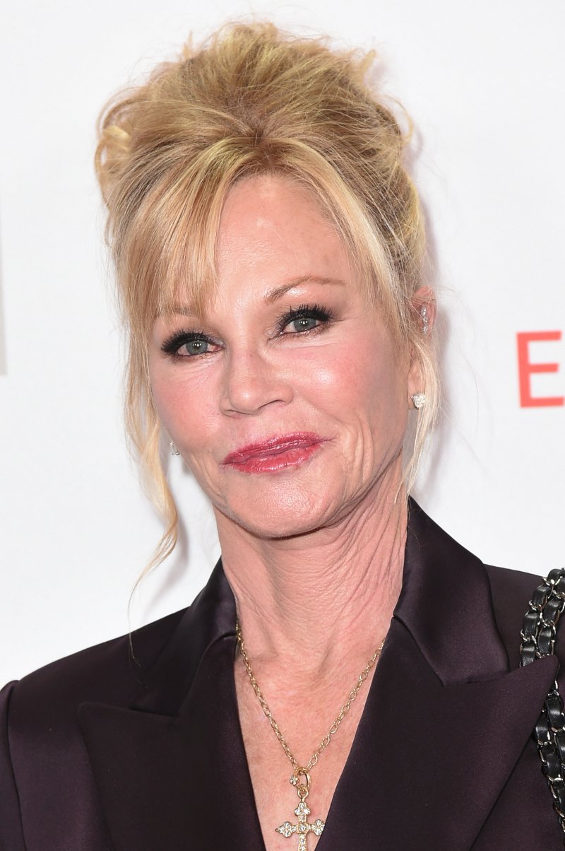 Αγνώριστη η Μέλανι Γκρίφιθ από τις πλαστικές, σε εκδήλωση [εικόνες] | iefimerida.gr 1