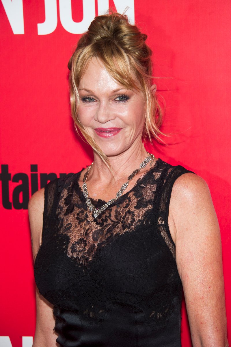 Αγνώριστη η Μέλανι Γκρίφιθ από τις πλαστικές, σε εκδήλωση [εικόνες] | iefimerida.gr 3