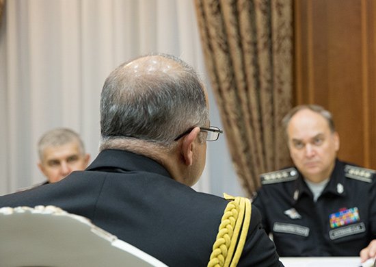 Δείτε τον Ρώσο αναπληρωτή υπουργό Αμυνας να κατσαδιάζει τον Τούρκο υποναύαρχο για το «θερμό» επεισόδιο [εικόνες] | iefimerida.gr 0