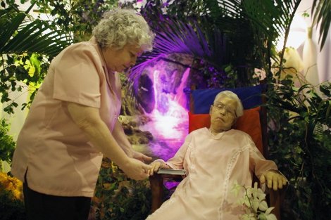 Τελευταία επιθυμία: Κήδεψαν 80χρονη πάνω σε κόκκινη κουνιστή πολυθρόνα -Φορούσε το νυφικό της [εικόνες] | iefimerida.gr 2