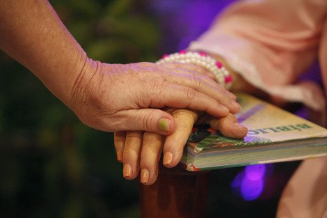 Τελευταία επιθυμία: Κήδεψαν 80χρονη πάνω σε κόκκινη κουνιστή πολυθρόνα -Φορούσε το νυφικό της [εικόνες] | iefimerida.gr 3