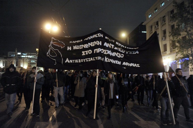 «Πόλεμος» στα Εξάρχεια: Εξελιγμένες μολότοφ και πιστόλια με εκρηκτικά -Στην επέτειο της δολοφονίας Γρηγορόπουλου [εικόνες &amp; βίντεο] | iefimerida.gr 15