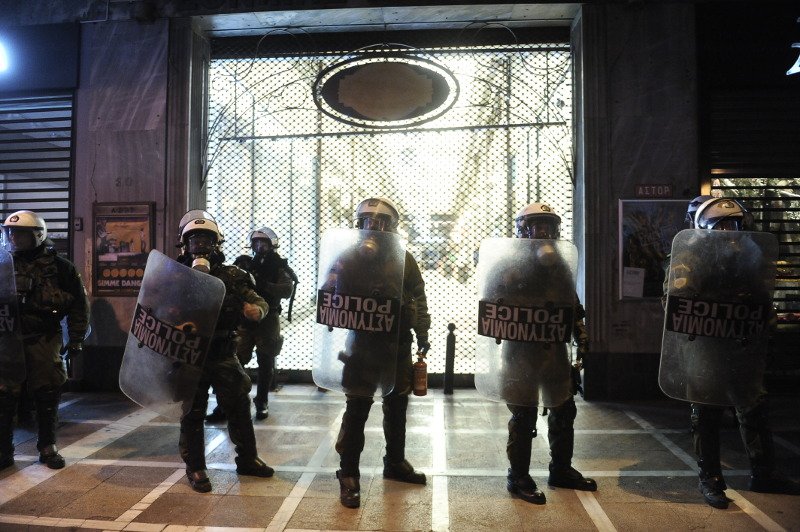 «Πόλεμος» στα Εξάρχεια: Εξελιγμένες μολότοφ και πιστόλια με εκρηκτικά -Στην επέτειο της δολοφονίας Γρηγορόπουλου [εικόνες &amp; βίντεο] | iefimerida.gr 17