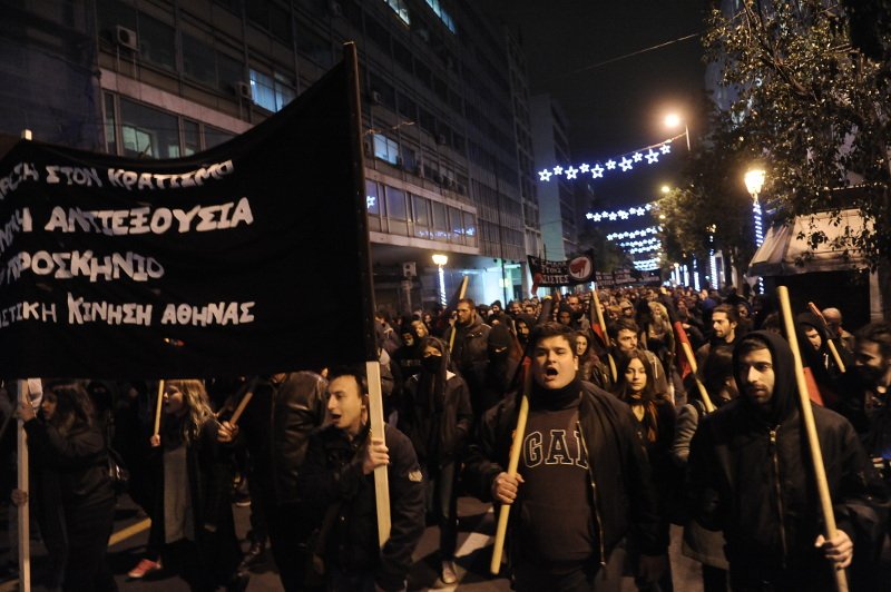 «Πόλεμος» στα Εξάρχεια: Εξελιγμένες μολότοφ και πιστόλια με εκρηκτικά -Στην επέτειο της δολοφονίας Γρηγορόπουλου [εικόνες &amp; βίντεο] | iefimerida.gr 16