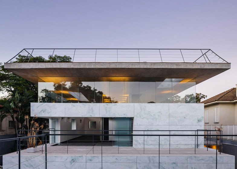 Η μαγεία του βιομηχανικού ντιζάιν: Το κτίριο από μάρμαρο και γυαλί που μοιάζει με... παγάκι [εικόνες] | iefimerida.gr 8