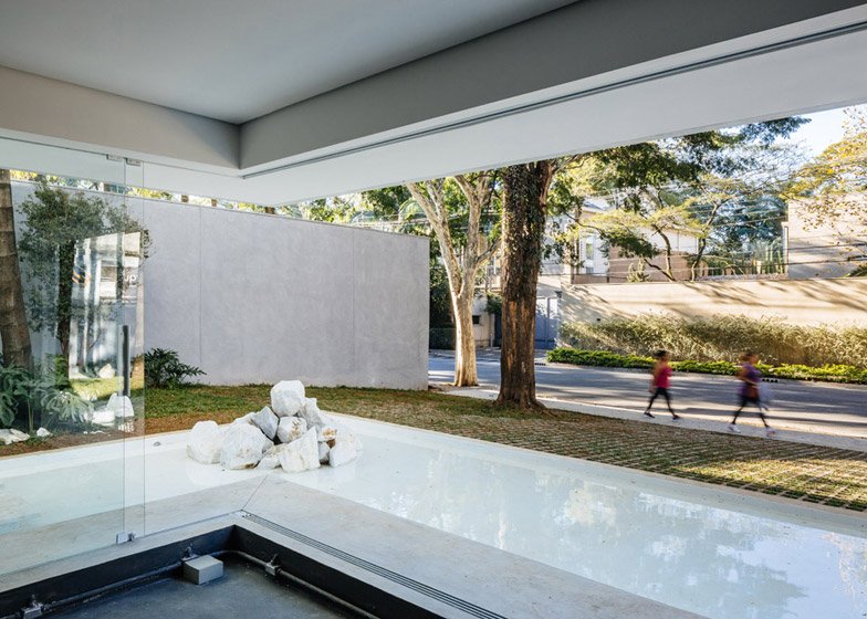 Η μαγεία του βιομηχανικού ντιζάιν: Το κτίριο από μάρμαρο και γυαλί που μοιάζει με... παγάκι [εικόνες] | iefimerida.gr 10