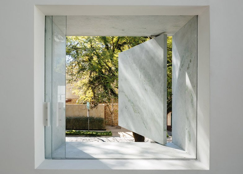 Η μαγεία του βιομηχανικού ντιζάιν: Το κτίριο από μάρμαρο και γυαλί που μοιάζει με... παγάκι [εικόνες] | iefimerida.gr 11