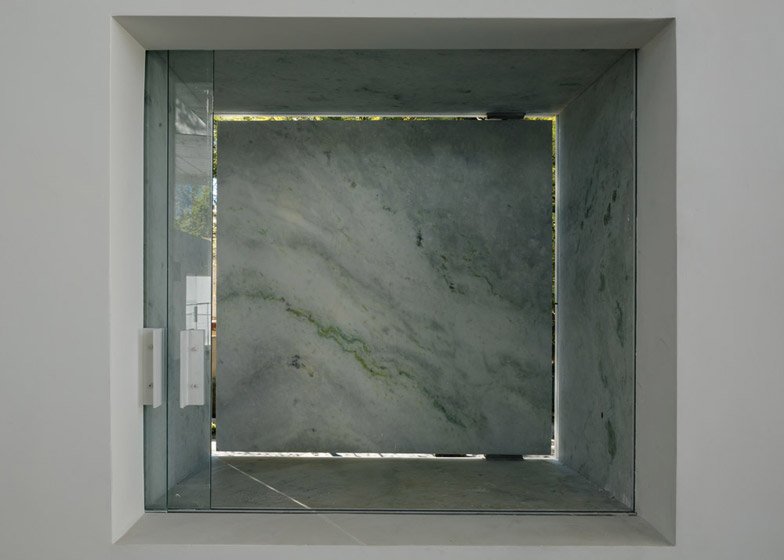 Η μαγεία του βιομηχανικού ντιζάιν: Το κτίριο από μάρμαρο και γυαλί που μοιάζει με... παγάκι [εικόνες] | iefimerida.gr 12