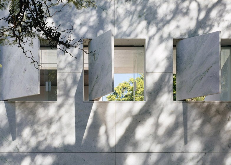 Η μαγεία του βιομηχανικού ντιζάιν: Το κτίριο από μάρμαρο και γυαλί που μοιάζει με... παγάκι [εικόνες] | iefimerida.gr 4