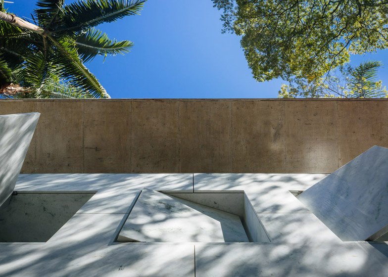 Η μαγεία του βιομηχανικού ντιζάιν: Το κτίριο από μάρμαρο και γυαλί που μοιάζει με... παγάκι [εικόνες] | iefimerida.gr 3