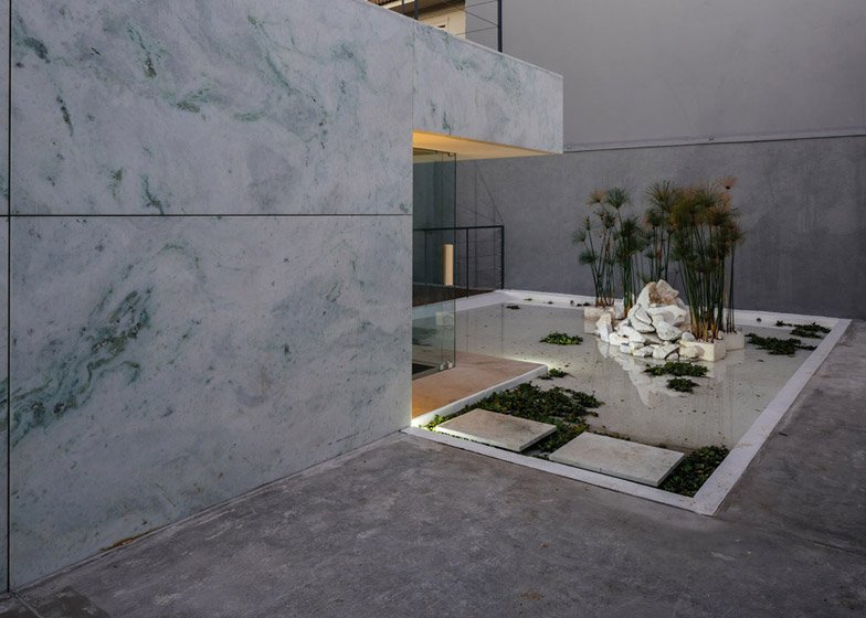 Η μαγεία του βιομηχανικού ντιζάιν: Το κτίριο από μάρμαρο και γυαλί που μοιάζει με... παγάκι [εικόνες] | iefimerida.gr 9