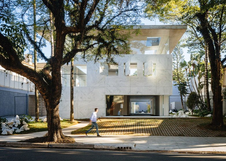 Η μαγεία του βιομηχανικού ντιζάιν: Το κτίριο από μάρμαρο και γυαλί που μοιάζει με... παγάκι [εικόνες] | iefimerida.gr 2