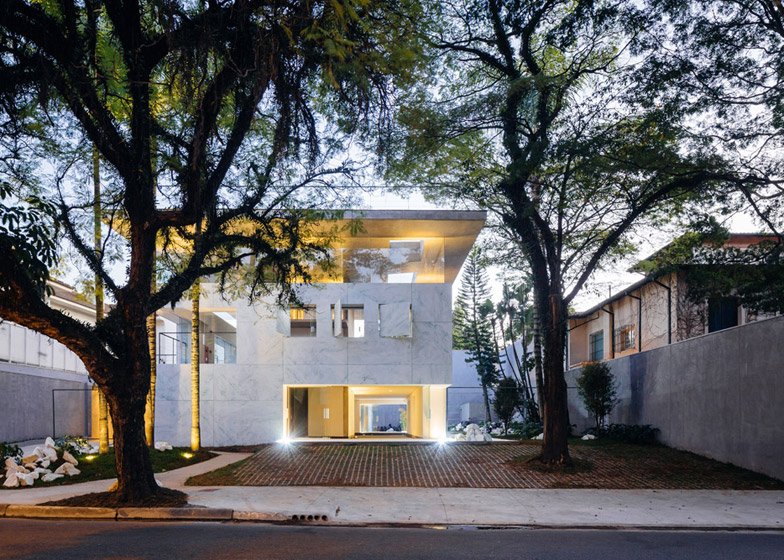 Η μαγεία του βιομηχανικού ντιζάιν: Το κτίριο από μάρμαρο και γυαλί που μοιάζει με... παγάκι [εικόνες] | iefimerida.gr 6