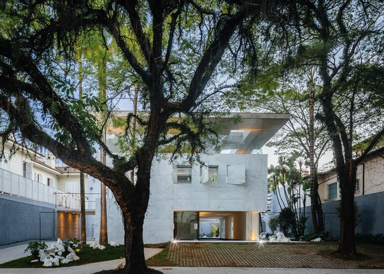 Η μαγεία του βιομηχανικού ντιζάιν: Το κτίριο από μάρμαρο και γυαλί που μοιάζει με... παγάκι [εικόνες] | iefimerida.gr 1