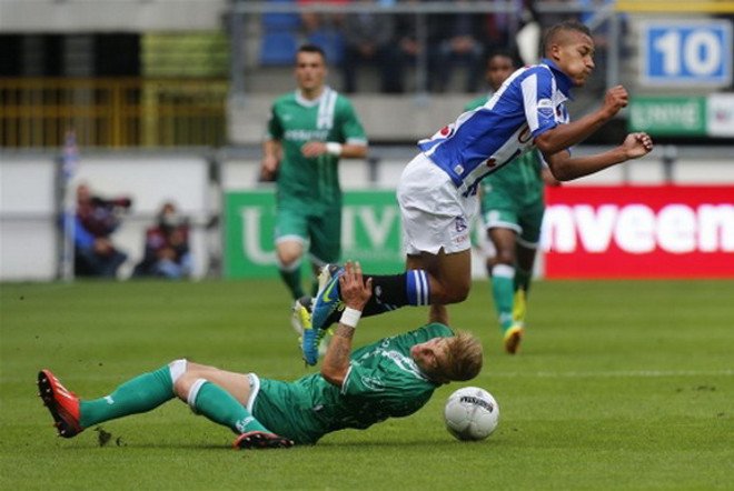 Ποδοσφαιριστής κάνει «φονικό» τάκλιν και στη θέα της κόκκινης κάρτας λιποθυμάει [βίντεο] | iefimerida.gr 0