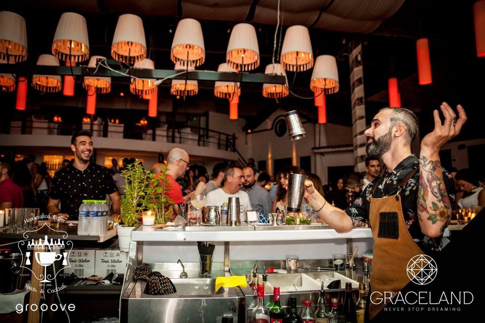 Το «Grooove Cocktail Bar» στο Βόλο ξεχωρίζει για τα εμπνευσμένα κοκτέιλ, τις πρώτες ύλες του και την ψαγμένη του κάβα