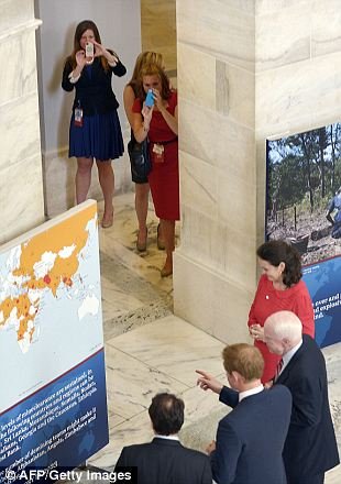 Ο Πρίγκιπας Χάρι στο Λευκό Οίκο – «Εκλεψε» τις καρδιές του γυναικείου προσωπικού [εικόνες] | iefimerida.gr 5