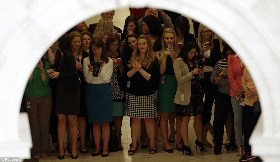 Ο Πρίγκιπας Χάρι στο Λευκό Οίκο – «Εκλεψε» τις καρδιές του γυναικείου προσωπικού [εικόνες] | iefimerida.gr 8