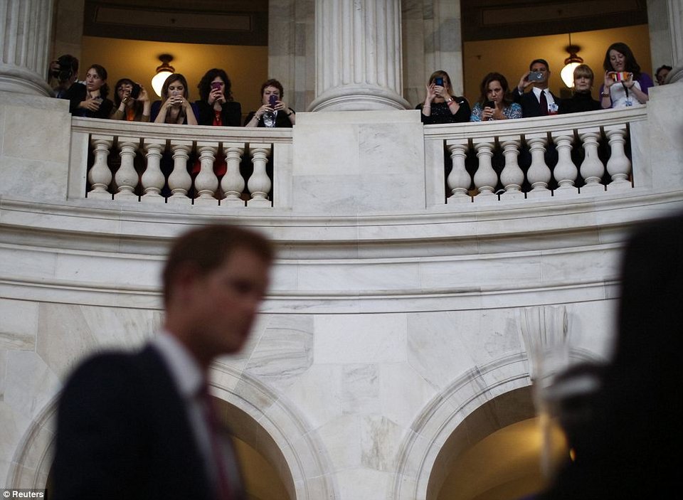 Ο Πρίγκιπας Χάρι στο Λευκό Οίκο – «Εκλεψε» τις καρδιές του γυναικείου προσωπικού [εικόνες] | iefimerida.gr 4