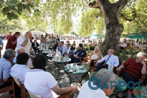 Ο καφές της Γεωργίας Σαμαρά κάτω από τα πλατάνια στην Πύλο [εικόνες] | iefimerida.gr 0