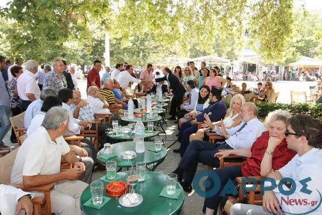 Ο καφές της Γεωργίας Σαμαρά κάτω από τα πλατάνια στην Πύλο [εικόνες] | iefimerida.gr 2