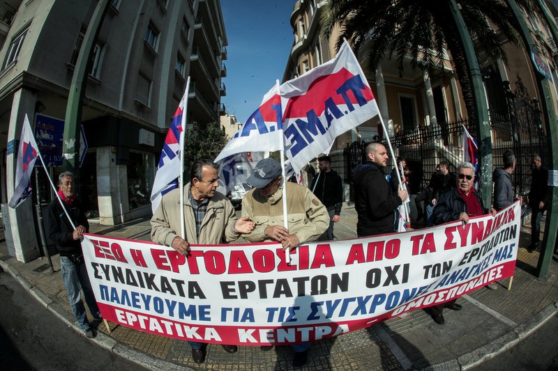 Διαδήλωση μελών του ΠΑΜΕ μέσα στα γραφεία της ΓΣΕΕ [εικόνες] | iefimerida.gr 1