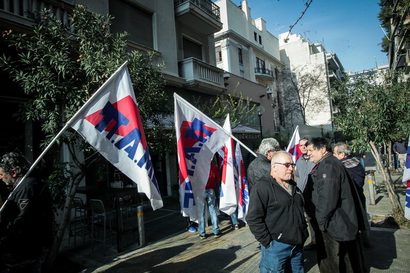 Διαδήλωση μελών του ΠΑΜΕ μέσα στα γραφεία της ΓΣΕΕ [εικόνες] | iefimerida.gr 2