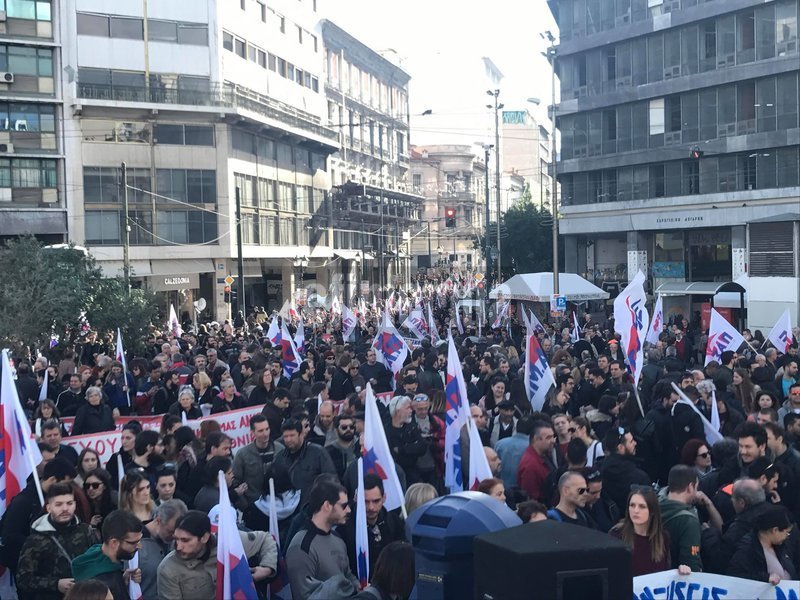 Απεργία-Χιλιάδες διαδηλωτές στο κέντρο της Αθήνας ζητούν λιγότερους φόρους και αύξηση κατώτατου μισθού [εικόνες & βίντεο] | iefimerida.gr 5