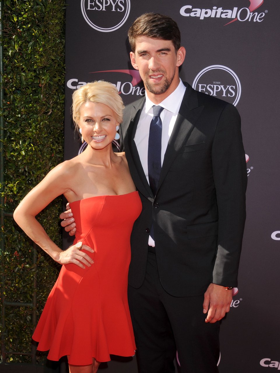 Ο Μάικλ Φελπς και η... γυναικάρα με τα κόκκινα – Η μυστηριώδης ξανθιά που τον συνόδευσε [εικόνες] | iefimerida.gr 1