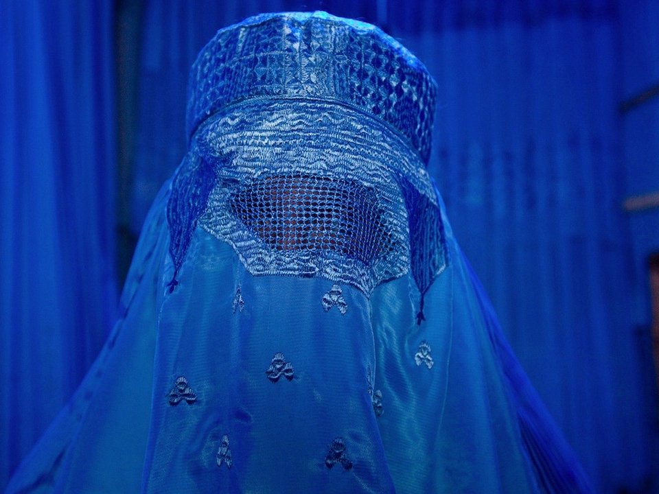 Είναι μόλις 40 ετών και έχει ταξιδέψει σε όλες τις χώρες του κόσμου - Με ποιον έπαιξε σκάκι στην Ελλάδα [εικόνες] | iefimerida.gr 2