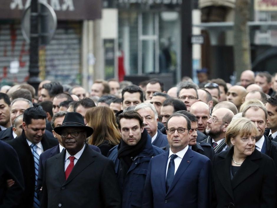 Παραλήρημα για τον κούκλο σωματοφύλακα του Ολάντ που ήταν συνέχεια δίπλα του στη διαδήλωση [εικόνες] | iefimerida.gr 0