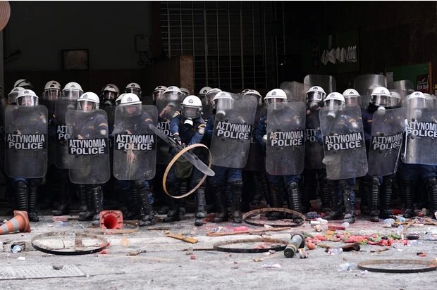 Guardian: Εμπόλεμη ζώνη η περιοχή έξω από το ελληνικό υπουργείο Αγροτικής Ανάπτυξης [εικόνες] | iefimerida.gr 2