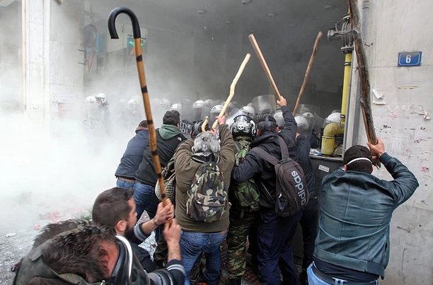 Guardian: Εμπόλεμη ζώνη η περιοχή έξω από το ελληνικό υπουργείο Αγροτικής Ανάπτυξης [εικόνες] | iefimerida.gr 1