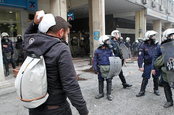 Guardian: Εμπόλεμη ζώνη η περιοχή έξω από το ελληνικό υπουργείο Αγροτικής Ανάπτυξης [εικόνες] | iefimerida.gr 0