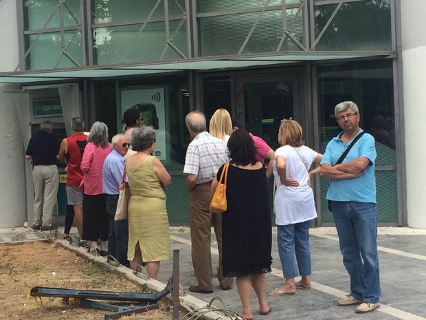 Σε Κηφισιά και Νέα Ερυθραία: Ουρές 50-70 ατόμων σε ΑΤΜ και παρουσία αστυνομίας [εικόνες] | iefimerida.gr 1