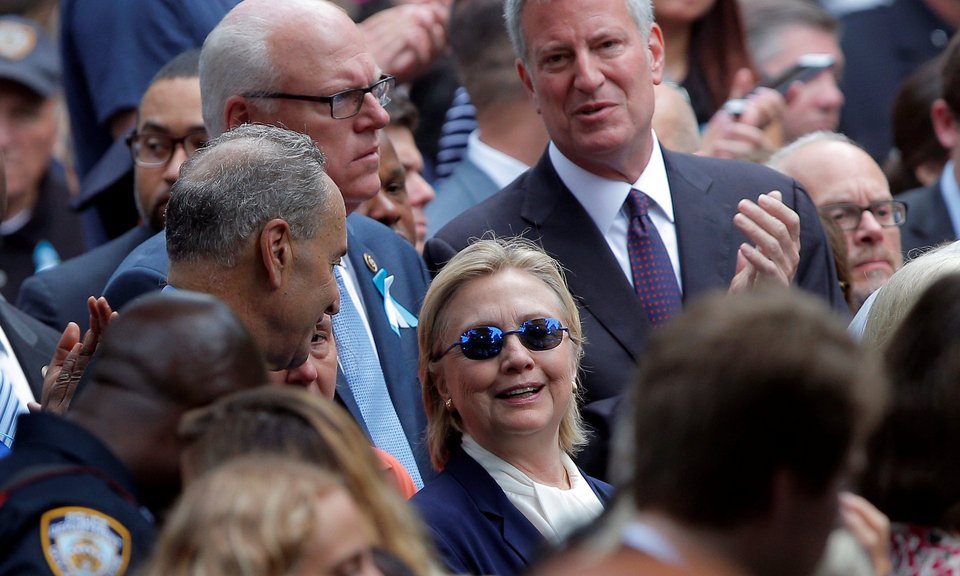 Ξαφνικό ιατρικό επεισόδιο για τη Χίλαρι -Εφυγε από την τελετή για τα θύματα της 11ης Σεπτεμβρίου [εικόνες] | iefimerida.gr 1