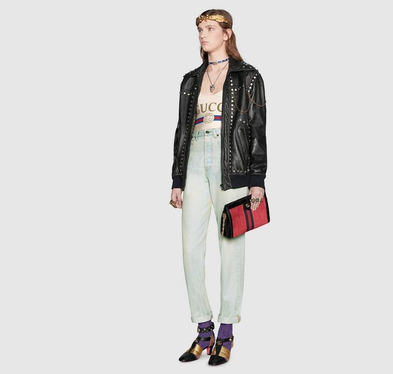 Η Gucci παρουσιάζει το νέο μαγιό με παντελόνι τζιν, πέδιλα και δερμάτινο μπουφάν και λέει ότι λόγω της φύσης του υφάσματος είναι καλύτερο να μην φορεθεί σε πισίνα