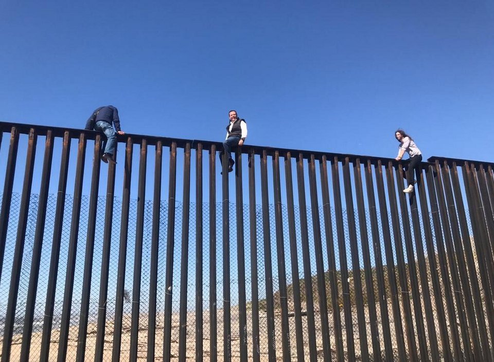   Μεξικανός βουλευτής καβάλησε το τείχος για να «μπει στο μάτι» του Τραμπ [εικόνες & βίντεο]  | iefimerida.gr 0